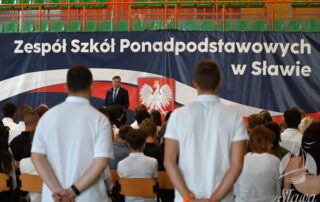 Uczestnicy zakończenia roku szkolnego w SP Sława.
