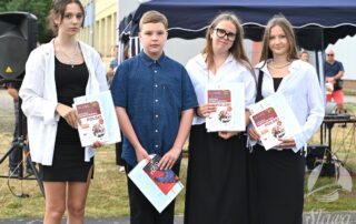 Uczniowie i nauczyciele podczas zakończenia roku szkolnego w SP Sława