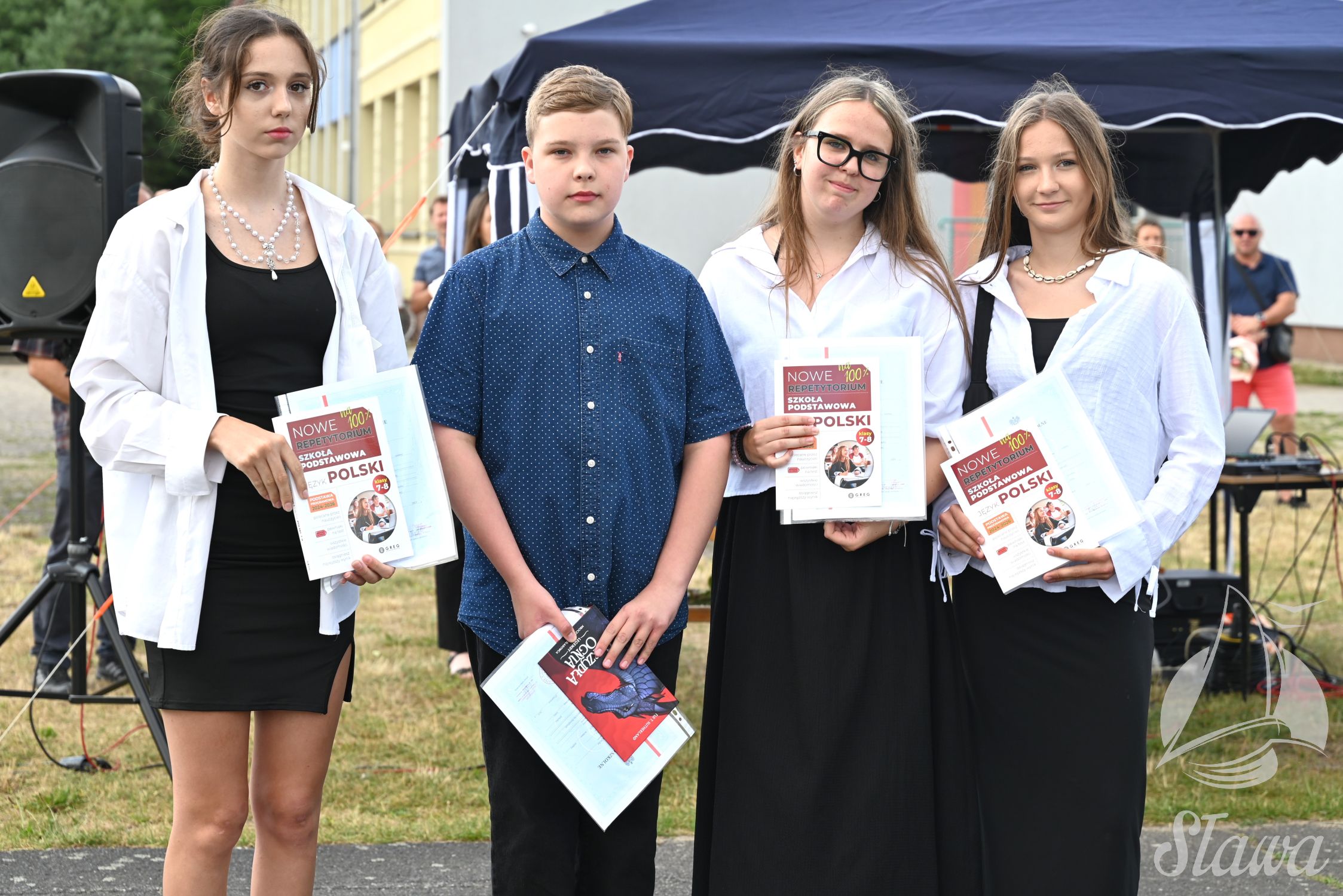 Uczniowie i nauczyciele podczas zakończenia roku szkolnego w SP Sława
