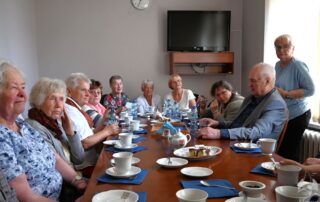 Seniorzy podczas wizyty w Urzędzie