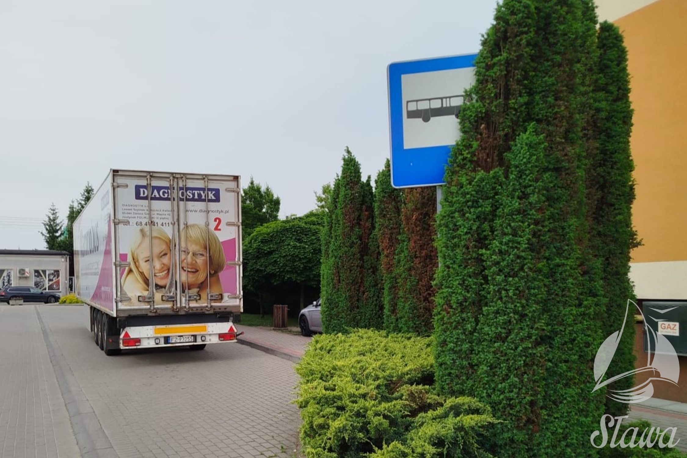 Mammobus na przystanku w Sławie