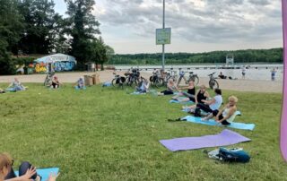 Uczestnicy pilates pod chmurką