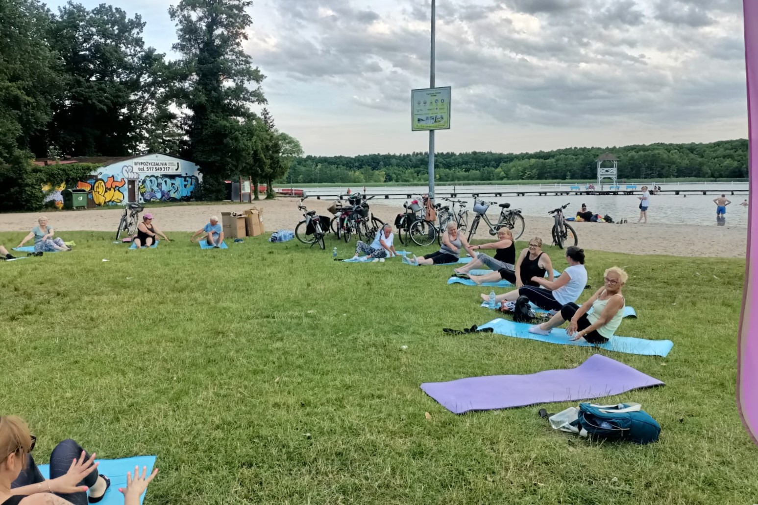Uczestnicy pilates pod chmurką