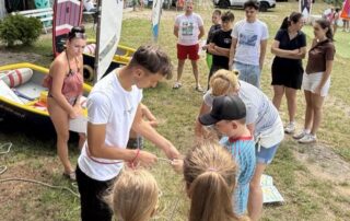 Dzieci biorące udział w grze z zadaniami na pikniku żeglarskim