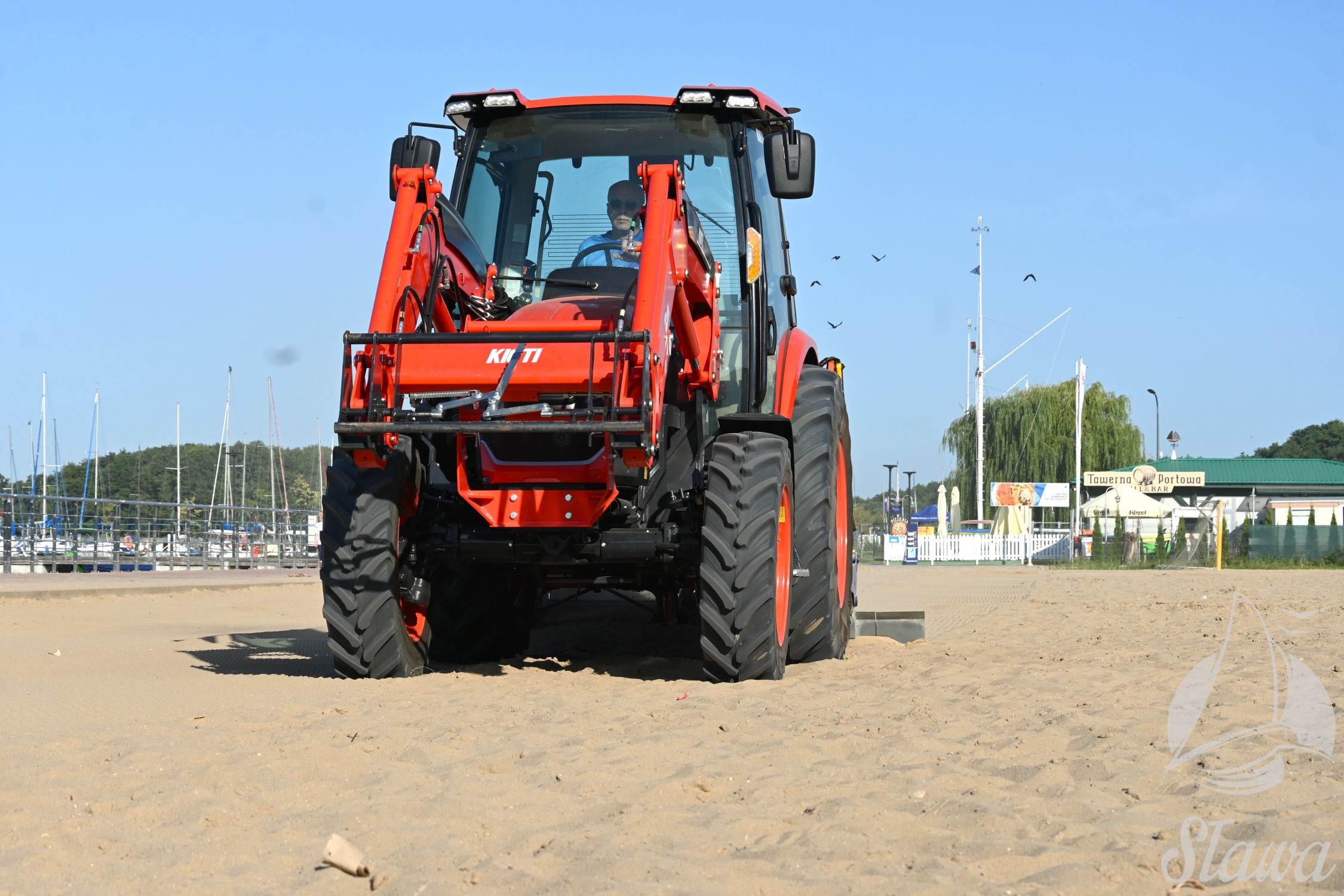 Specjalistyczna maszyna sprzątająca plaże w Sławie