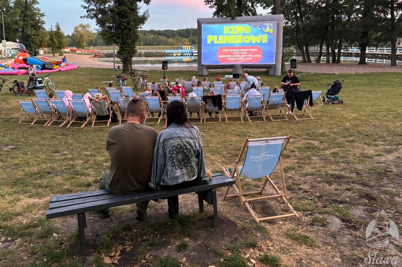 Uczestnicy kina plenerowego podczas seansu