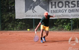 Uczestnicy podczas finału turnieju tenisa ziemnego o Puchar Burmistrza Sławy