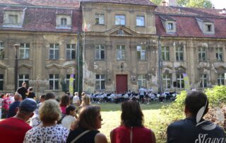 Koncert przed pałacem w Sławie