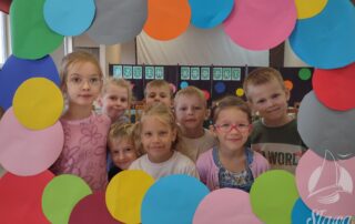 Dzieci bawiące się podczas dnia kropki