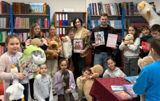 Uczestnicy przekazania książki.