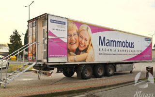 Mammobus zaparkowany na przystanku autobusowym w Sławie