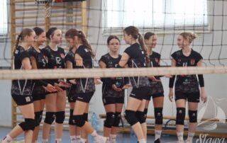 Uczestnicy na turnieju siatkówki