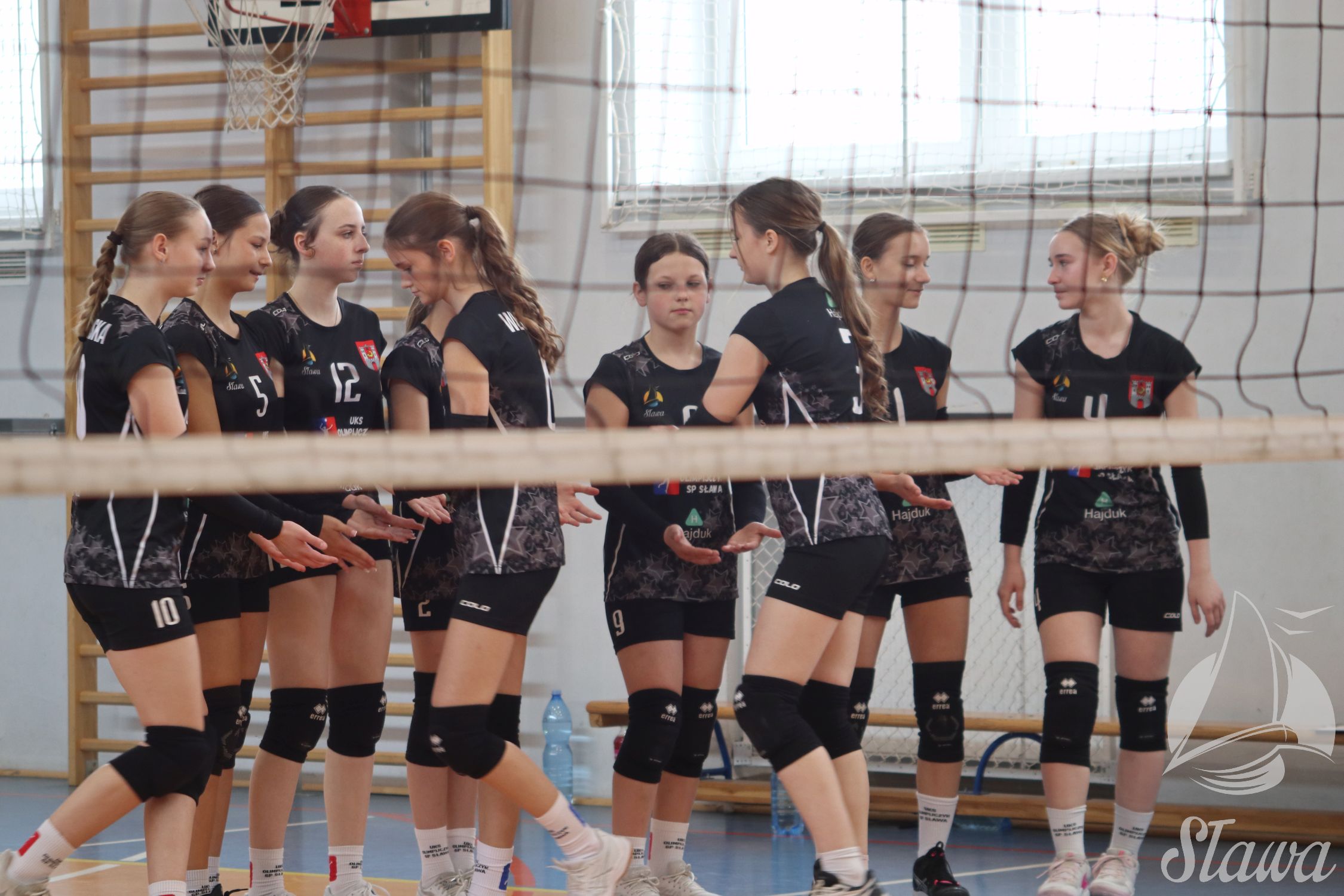 Uczestnicy na turnieju siatkówki