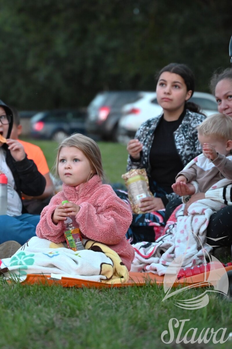 Uczestnicy kina plenerowego Uczestnicy kina plenerowego