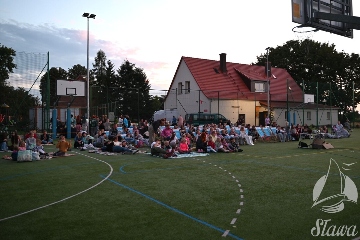 UCZESTNICY KINA PLENEROWEGO W ŁUPICY UCZESTNICY KINA PLENEROWEGO W ŁUPICY