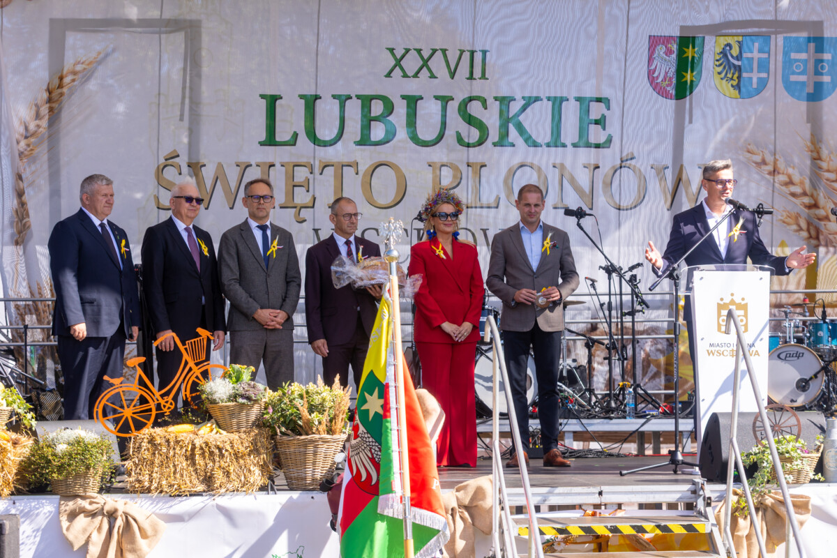 Uczestnicy dożynek Uczestnicy dożynek