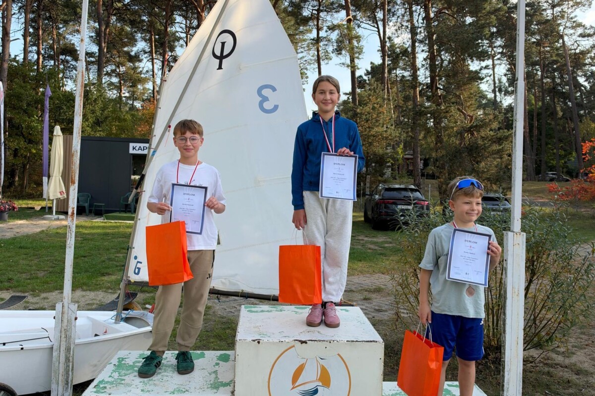 Uczestnicy regat w klasie Optimist Uczestnicy regat w klasie Optimist