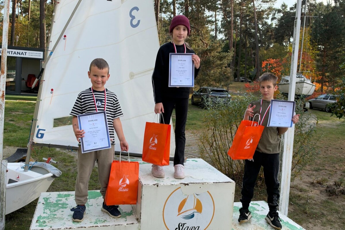 Uczestnicy regat w klasie Optimist Uczestnicy regat w klasie Optimist