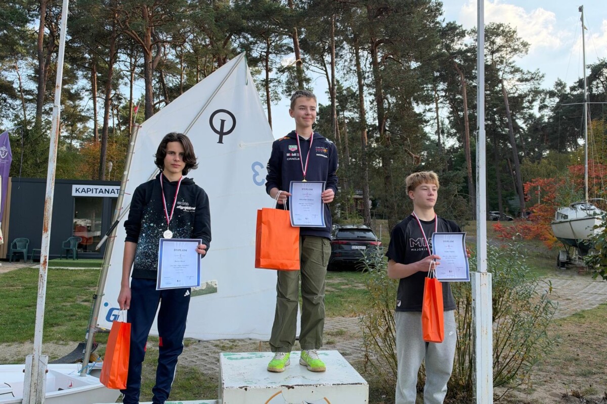 Uczestnicy regat w klasie Optimist Uczestnicy regat w klasie Optimist