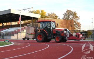 Konserwują bieżnię lekkoatletyczną